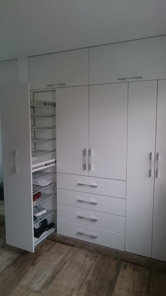 closet blanco de melamina en departamento