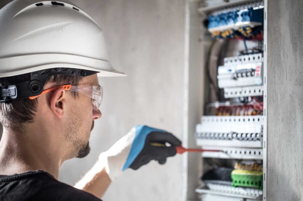 Técnico electricista realizando una instalación